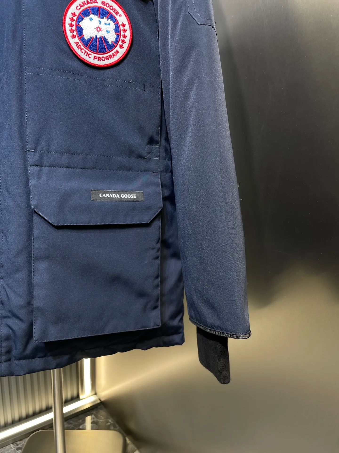 P910 special version 🌟 🇨🇦CANADA GOOES 24 new models 08 models/couple models Factory direct supply: supplying global purchasing agents, micro-business, entities, Tmall, high-end stalls and studio cooperation, free shipping! Canada Goose Expedition Parka 2008 is the same style for men and women. It is mid-length and the most timeless classic. All Arctic and Antarctic scientific expedition teams choose Canada Goose as their cold-proof equipment. It is the Rolls-Royce of down jackets. ➖ Industry-leading anti-counterfeiting chip sensing. ➖ Imported Behringer embroidery machines and customized embroidery labels, the highest level and industry leading. ➖ Imported Korean 21-count polyester-cotton blended original fabric, TC85 waterproof coated fabric, water-repellent, windproof and wear-resistant. ➖ The new national standard 80 white duck down is filled with an average of 520 grams of down. The amount of down filled is industry-leading. ➖ 100% nylon lining with double double-layer sealing design to prevent velvet running, and seamless thread design on the cuffs! ➖ Western Canadian Green Wolf Collar. ➖ Yoshida YKK provides original factory-customized electroplated sliders. YKK two-way lockable zippers are tight and smooth and do not peel off paint. ➖ 3M composite Velcro is durable and the accessories and hardware are all custom-made. Note: Our copywriting is only simple and clear. Instead of bragging about the copywriting, it is better to compare and understand with samples. Only for the purest goose, the most dedicated, the most professional, the highest quality, the highest cost performance!  Size:XS-XXL